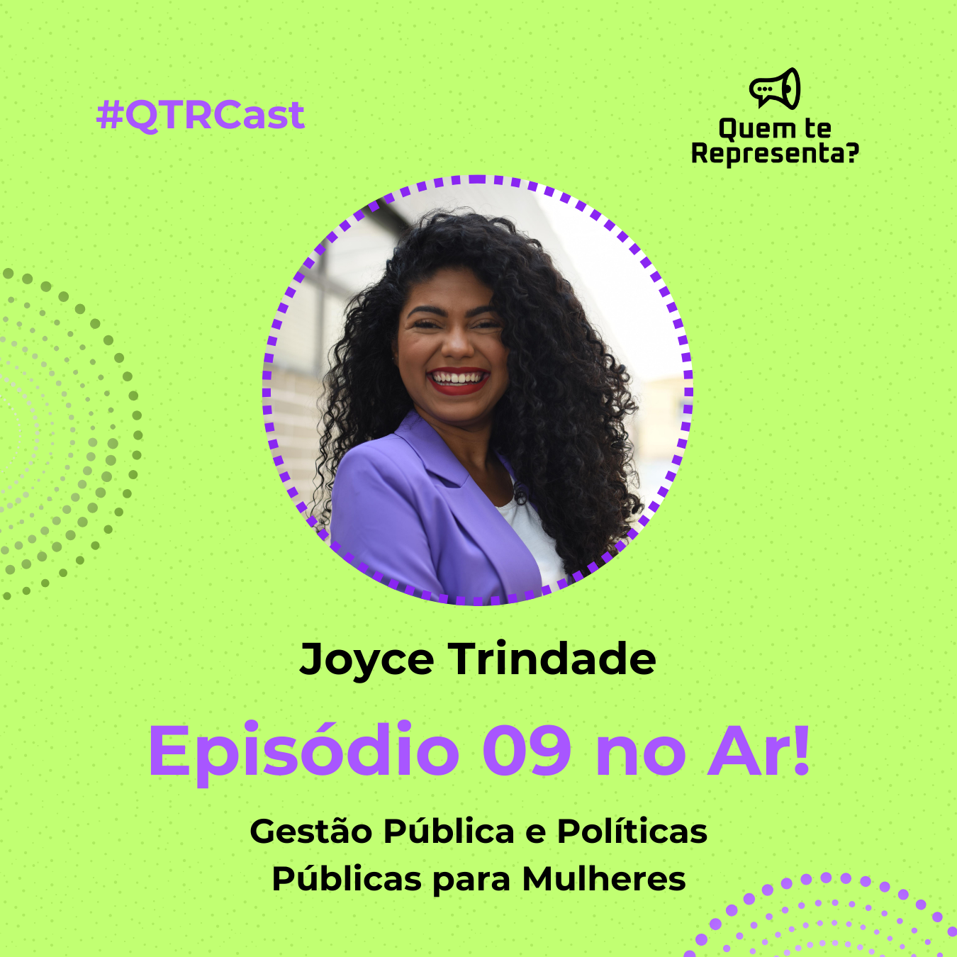 Entrevista com Joyce Trindade - Gestão Pública e Políticas Públicas para Mulheres Joyce é uma mulher jovem, negra, com cabelos pretos volumosos e está com um blazer branco, sorrindo na capa do episódio 10.