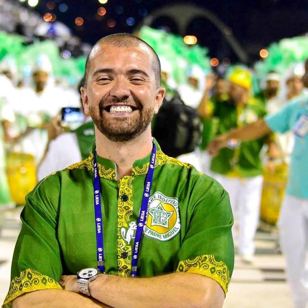 homem branco de barba, careca, sorrindo